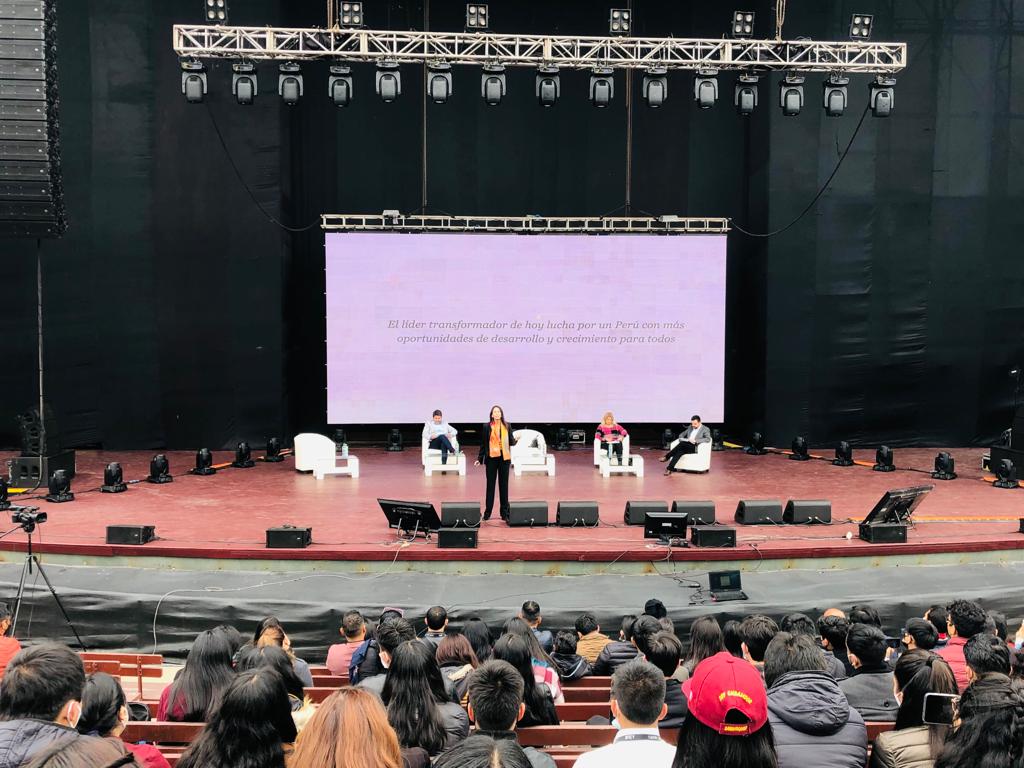 L_MAS1's tweet photo. ¡Nos encontramos en el VIII Encuentro de Líderes Empresariales! 🇵🇪que reúne a 5 mil jóvenes de forma presencial y 30 mil conectados de forma virtual, contará con presentaciones de lujo con más de 40 líderes de las empresas más exitosas del país.
#ELE22
#CAENE https://t.co/EYM7Mu1zo2
