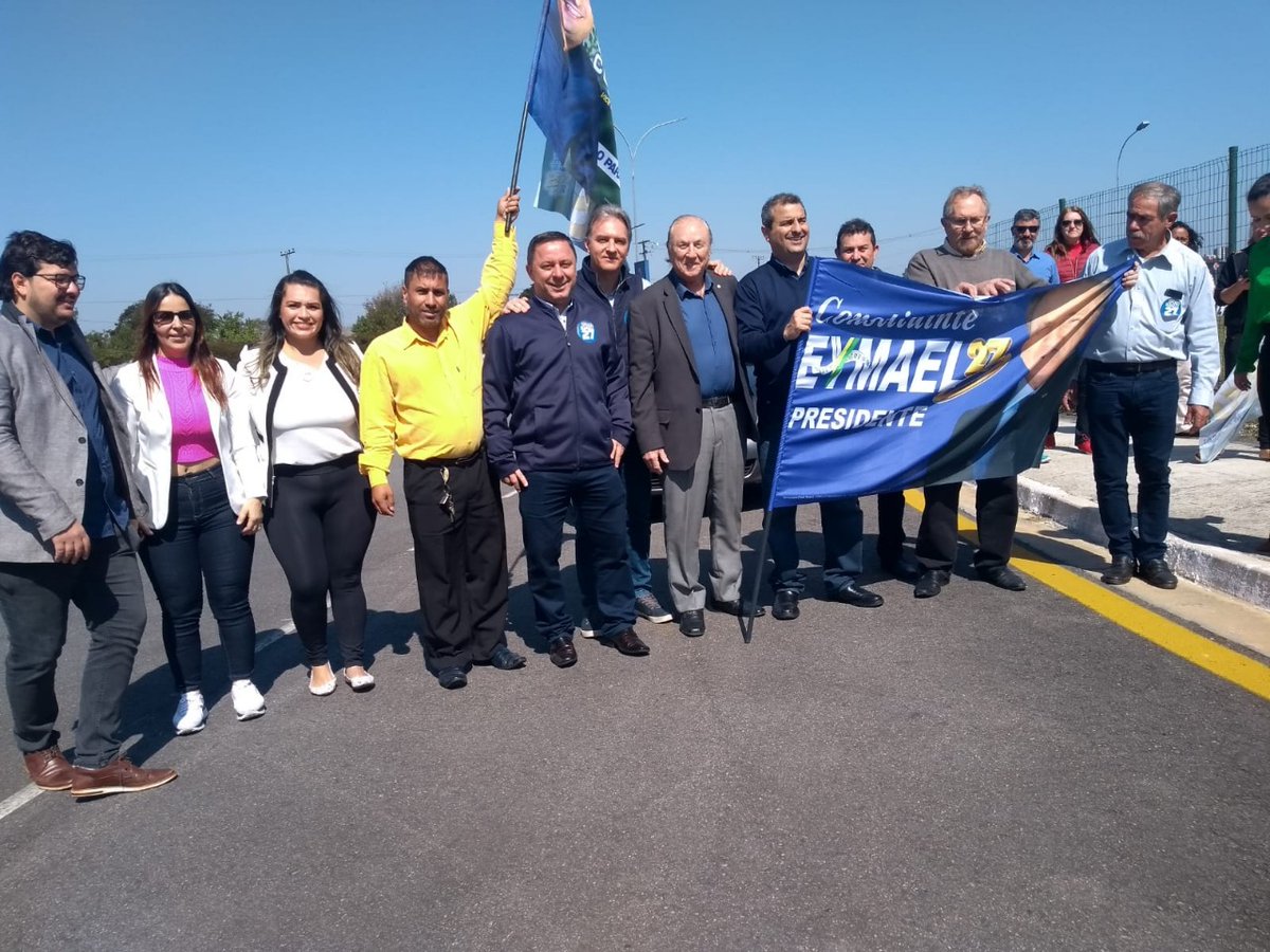 Momento de emoção junto ao nosso candidato a governador  do Paraná Joni.
Muito bem posicionado nas pesquisas de intenção de voto, ao meu lado esquerdo, segurando nossa bandeira, e seus correligionários, amigos e candidatos da DC no Estado.

#Eleicao2022