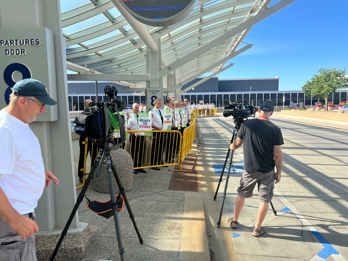 Delta_Pilots's tweet photo. At @mspairport, the @Delta_Pilots message is clear: we are ready to strike for the contract that we have earned. It’s past time for a new contract.
#DeltaPilots #ALPAPilots #DeltaPilotContractNow #DeltaPilotsReadyToStrike #LaborRiskIsBackOnTheTable #HatsOff #MSP https://t.co/sYBdNUHnno