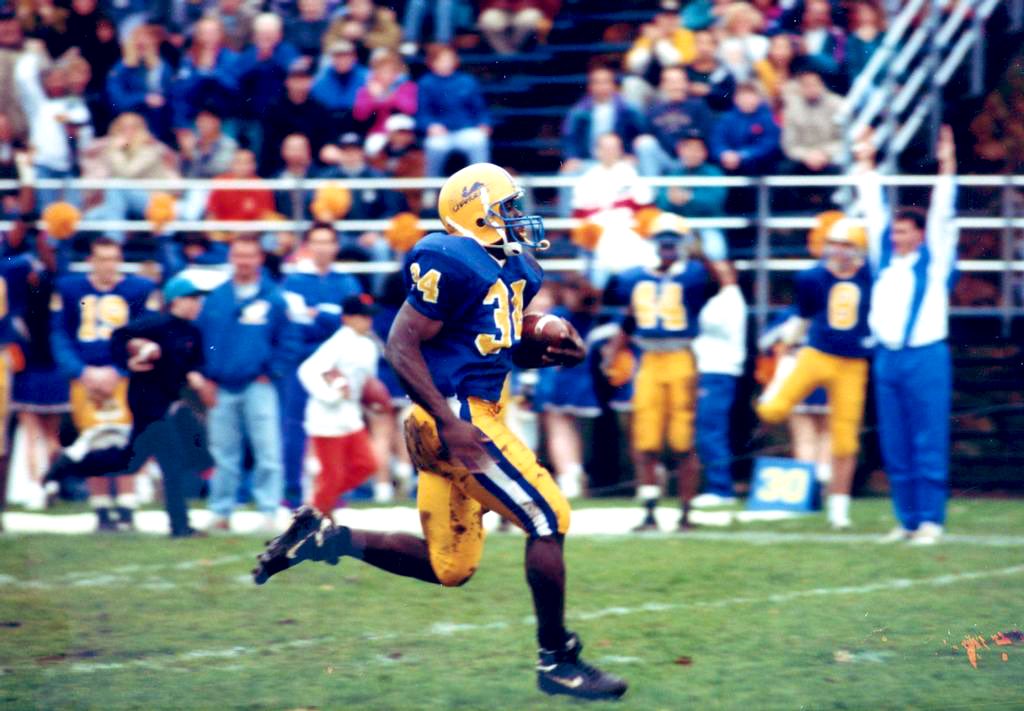 NE10CHAMPS21's tweet photo. TBT to the UNH GOAT-Roger Graham. Roger had one of the best RB careers in college football history, with 6,000 rushing yards and 66 TD’s.Roger won the ‘93 Harlon Hill trophy as the best player in all of D2. He was signed by the Cowboys in ‘95 and played with the Jags in ‘96 #RG34 https://t.co/Cawi2OqEJy