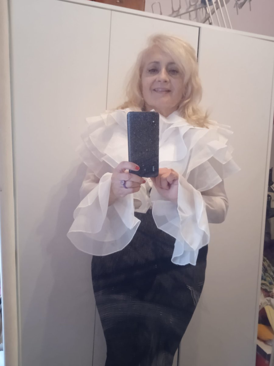 Sono una frana nei selfie ma volevo farvi ammirare la mia camicia coi volant ... sono fascinosa, non è vero?  Buona serata a tutti!