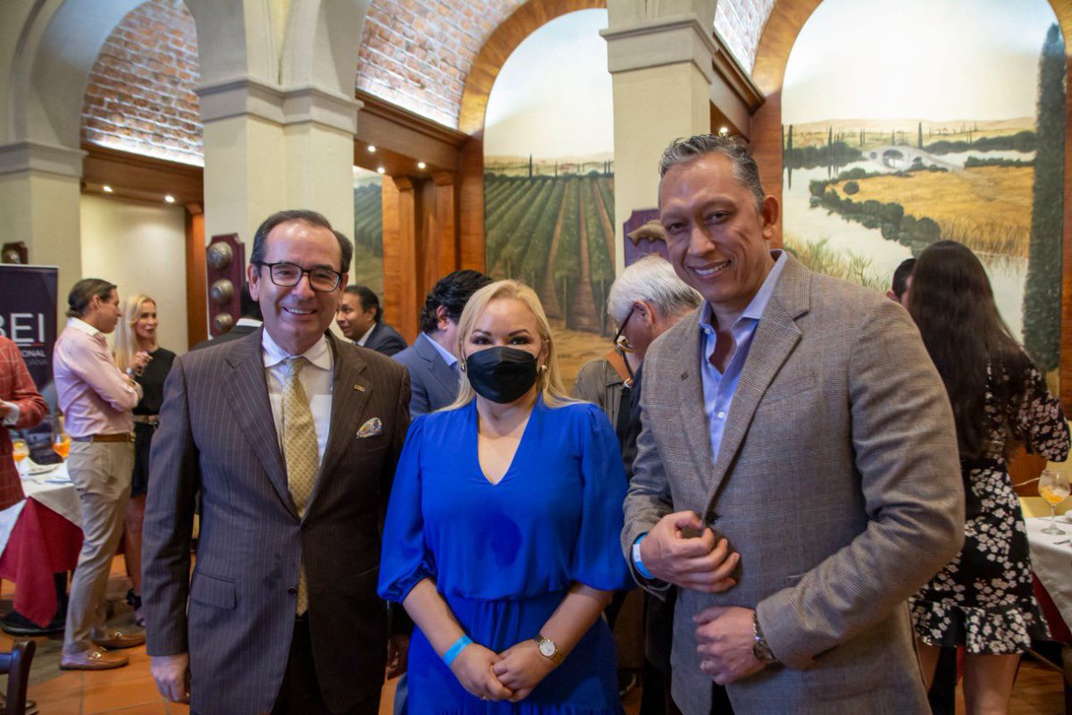 JCCassinelli's tweet photo. Un gusto compartir el #Ferragosto con @_jorgegarcial de @SemedicCM y @neryjac_nery Presidenta de @amchamgye . Gran organización de la @ecuaitalia . @VJuradoC @guidoflavio @jliturralde2 @ItalyinEcuador #Italia https://t.co/abOfPSzhJ8