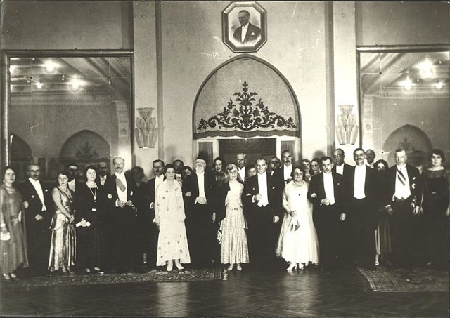 alpsoysaid's tweet photo. 1- 1931. Venizelos'un Ankara Palas konaklaması için 38.000 lira harcandı.
(1 Cumhuriyet altını yaklaşık 9 Lira, yani 4.222 altın)
(Yarın Gazetesi; 13 Haziran 1931) https://t.co/punvT119mE