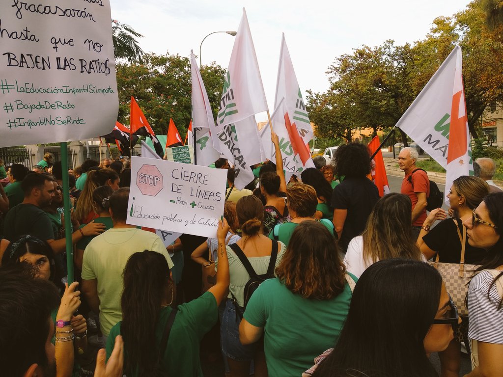 usteasevilla's tweet photo. #EducaciónPúblicayDeCalidad
Seguimos en la puerta del Parlamento de Andalucía. https://t.co/wdncvd1mPn
