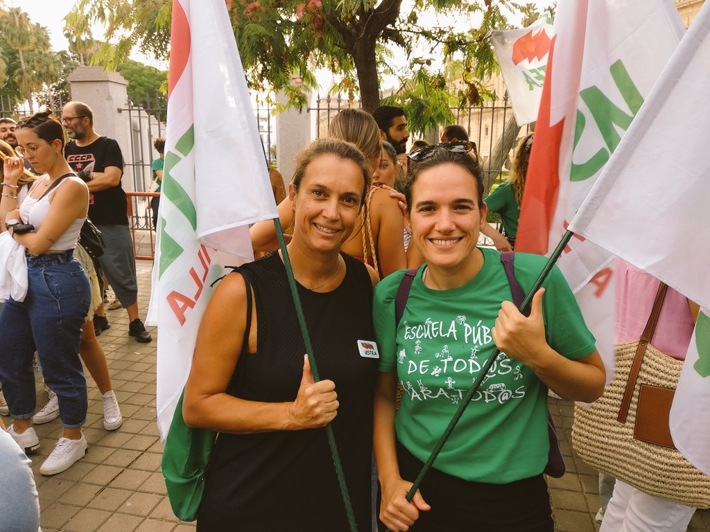 usteasevilla's tweet photo. #EducaciónPúblicayDeCalidad
Seguimos en la puerta del Parlamento de Andalucía. https://t.co/wdncvd1mPn