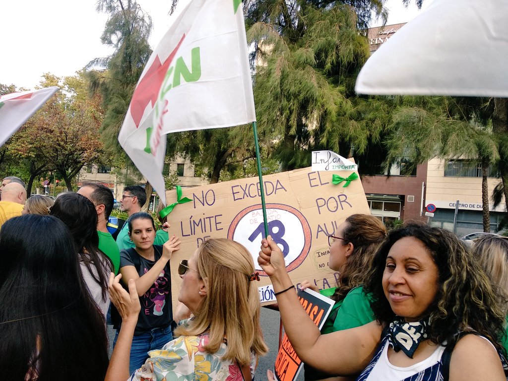 usteasevilla's tweet photo. #EducaciónPúblicayDeCalidad
Seguimos en la puerta del Parlamento de Andalucía. https://t.co/wdncvd1mPn