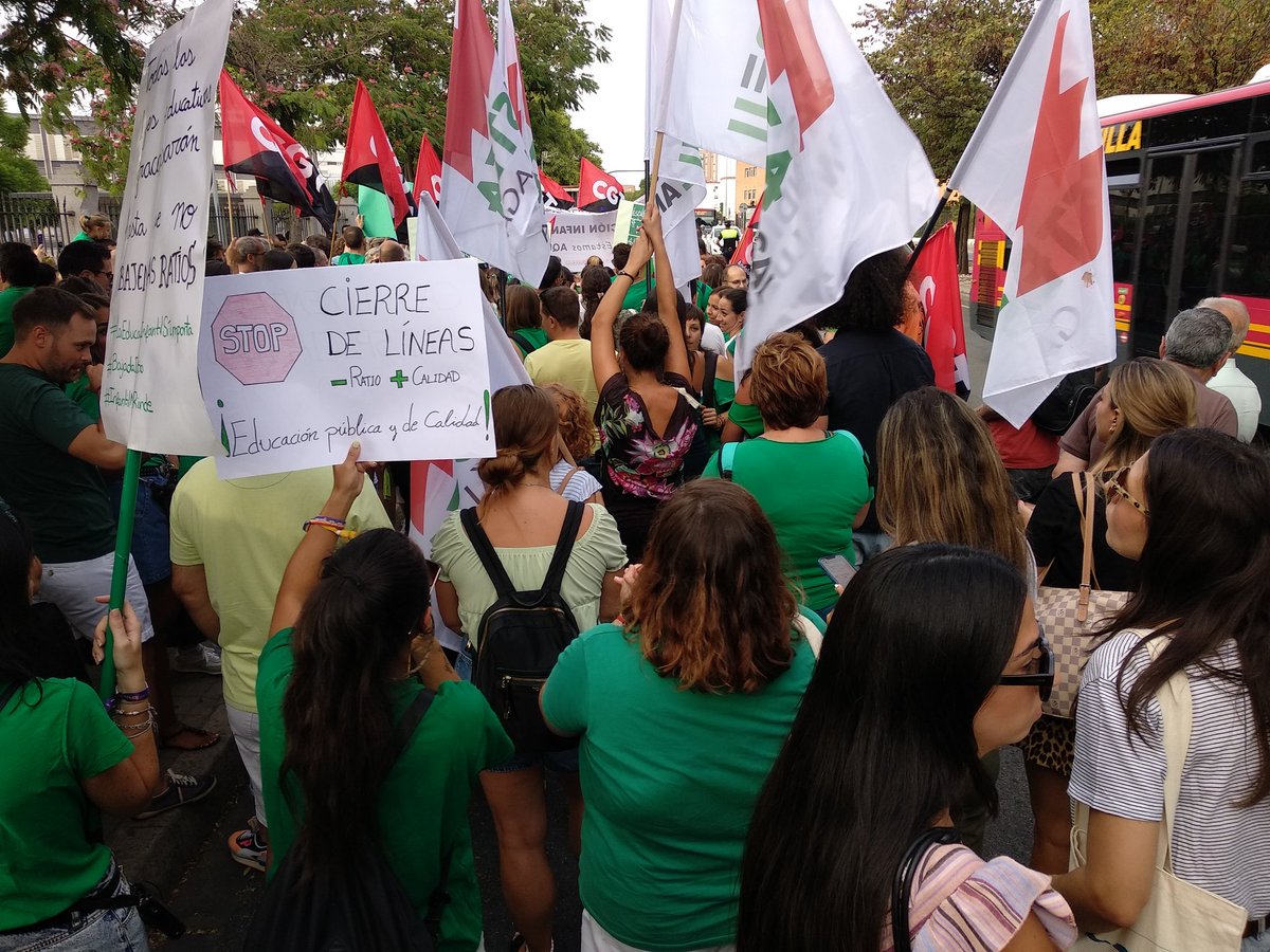 usteasevilla's tweet photo. #EducaciónPúblicayDeCalidad
Seguimos en la puerta del Parlamento de Andalucía. https://t.co/wdncvd1mPn