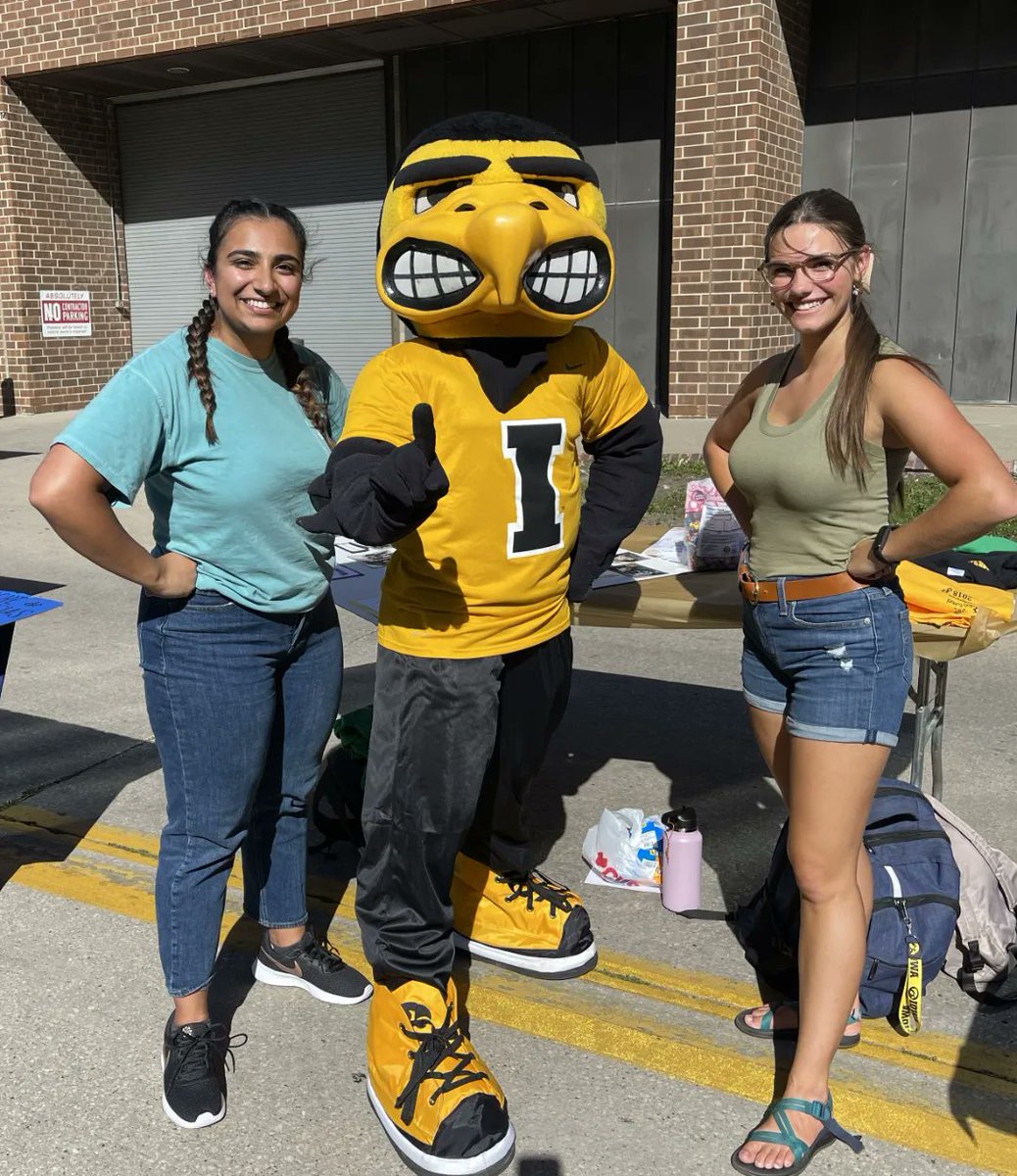 swe_uiowa's tweet photo. We were so happy to meet so many people yesterday at the Engineering Welcome Fair! We cannot wait to see all of your smiling faces during SWE Week and our first general meeting of the year! https://t.co/BFgAXjNDnh