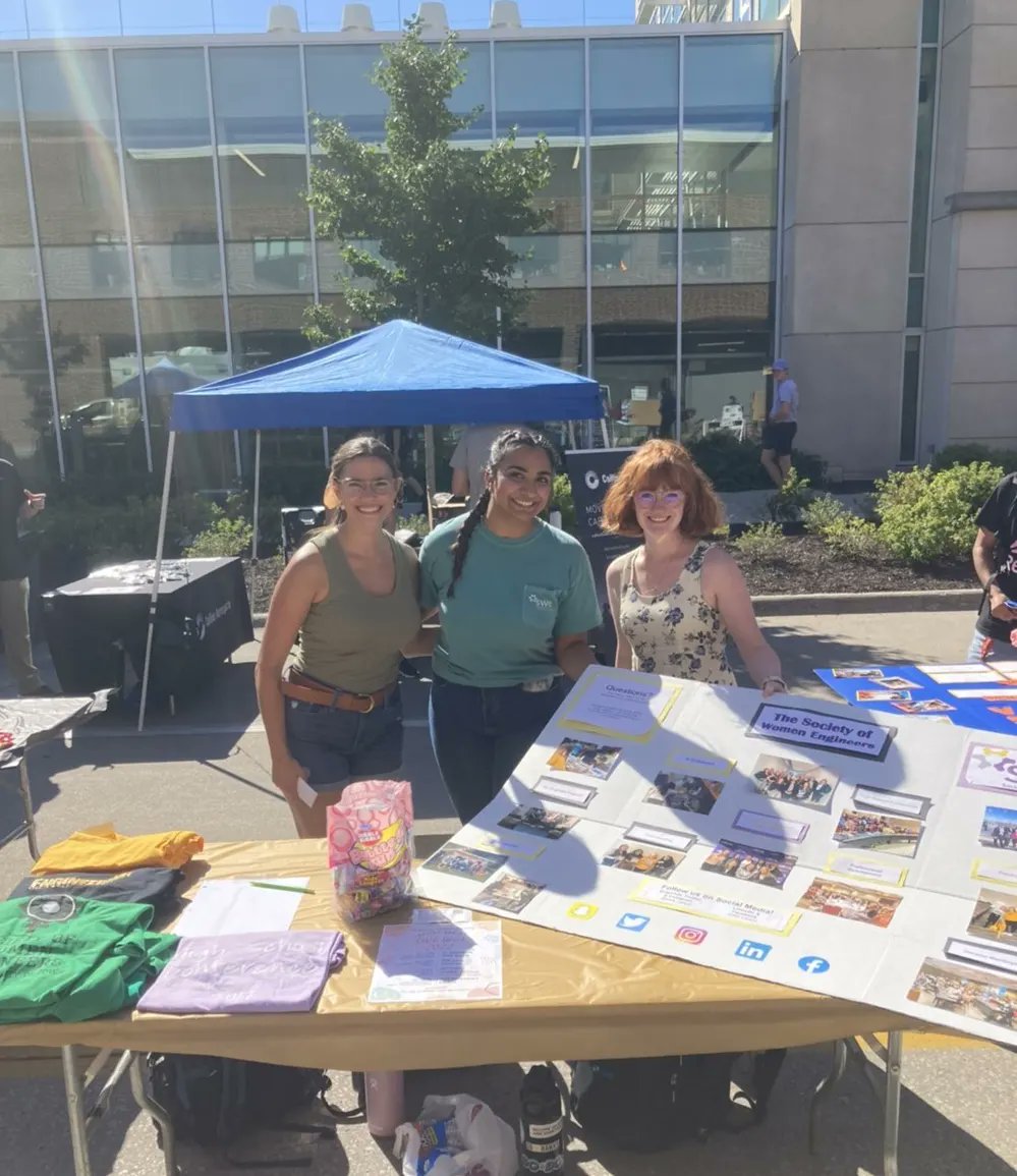 swe_uiowa's tweet photo. We were so happy to meet so many people yesterday at the Engineering Welcome Fair! We cannot wait to see all of your smiling faces during SWE Week and our first general meeting of the year! https://t.co/BFgAXjNDnh