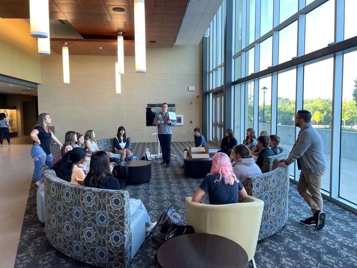 FPSDistrictWI's tweet photo. Our @Franklin High School freshmen were greeted to cheers and huge welcomes from our staff this morning. The drumline performed and welcomed the Class of 2026 as well! Great way to kick off the first day! #BetterPlaceToLearn #WelcomeBack #prideFPS #1FPS https://t.co/HDMhYQiSUR