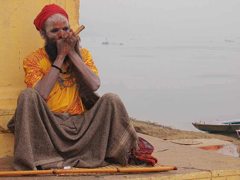 The @UPPolice have booked the 'hookah party' guys  smoking on a boat on the Ganga for hurting religious sentiments &amp; defiling a place of worship. I hope they don't arrest sadhus for enjoying their smokes at the river.
thewire.in/law/up-police-…

[Photo: Stefan Hajdu/Flickr]