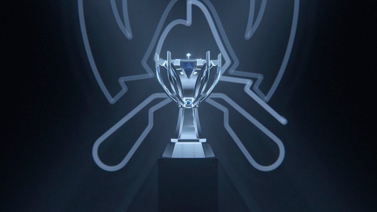 LoL Esports y Tiffany &amp; Co. revelan la nueva Copa del Invocador.
La copa que será entregada al campeón del Worlds de ese año es una creación hecha a medida entre LoL Esports y los artesanos expertos de Tiffany &amp; Co. del legendario taller de joyería de lujo de tipo hollowware.