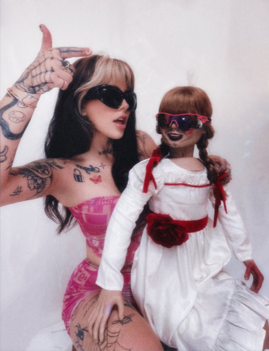 craymusic's tweet photo. ANNABELLE WAKE UP, ITS HOT GURL FALL https://t.co/V2k92tybsg