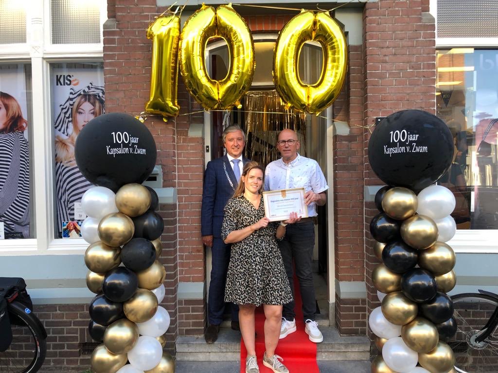 HansBeenakker's tweet image. Kapsalon van Zwam viert vandaag op 1 sept. zijn 100-jarig bestaan. Een begrip in #Tiel, want als enige kapsalon in de stad staat er een 4e generatie aan de kappersstoel. Ter felicitatie reikte ik namens het gemeentebestuur een
oorkonde uit aan Henry en (dochter) Samantha v. Zwam.