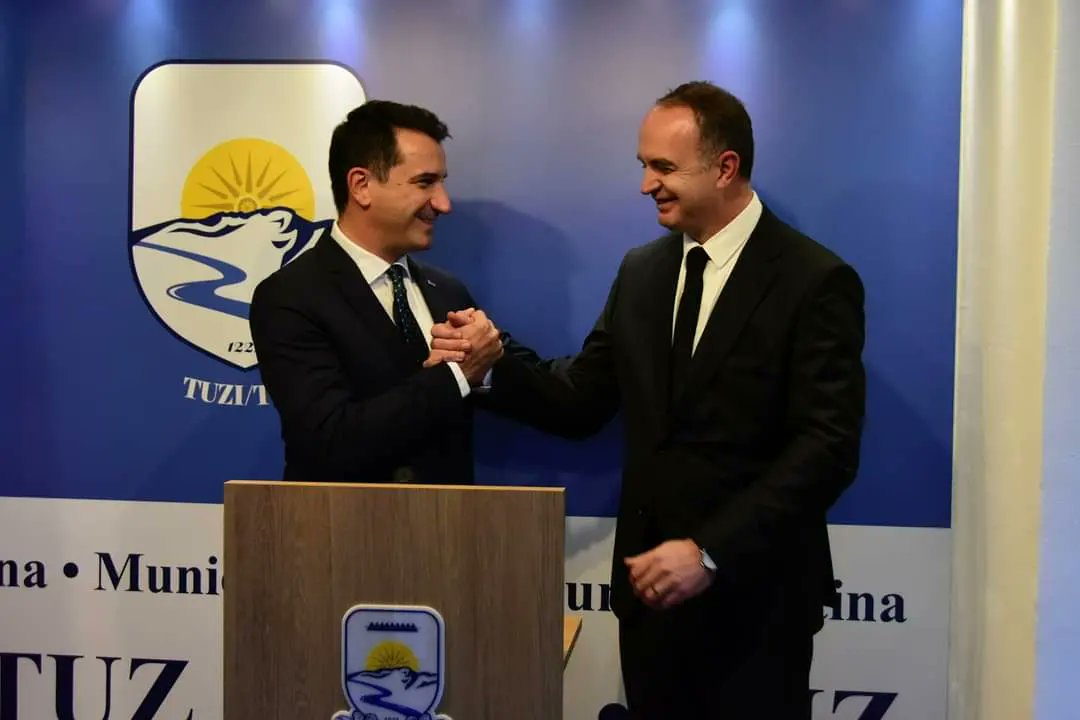 IUnioni's tweet image. GËZUAR DITËN E KOMUNËS TUZI 

Nga zemra ju urojmë gëzuar "Ditën e Komunës". Mirënjohje🙏🏼 kryetarit @NikGjeloshaj  dhe stafit të komunës së #Tuzit për punën tuaj deri tani dhe suksese në vazhdim në sfidat që ju presin 😊

Më e mira është përpara💪 #bashkë