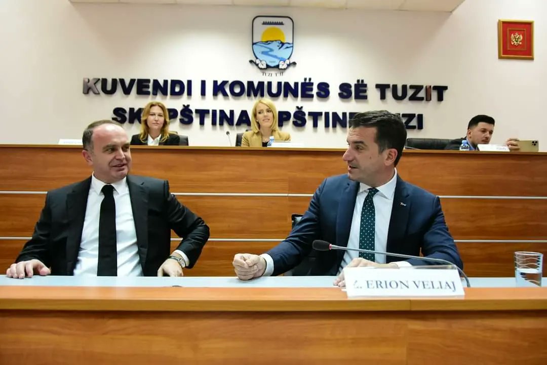 IUnioni's tweet image. GËZUAR DITËN E KOMUNËS TUZI 

Nga zemra ju urojmë gëzuar "Ditën e Komunës". Mirënjohje🙏🏼 kryetarit @NikGjeloshaj  dhe stafit të komunës së #Tuzit për punën tuaj deri tani dhe suksese në vazhdim në sfidat që ju presin 😊

Më e mira është përpara💪 #bashkë