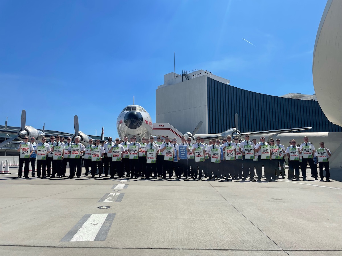 Delta_Pilots's tweet photo. .@Delta_Pilots are on the picket line at @JFKairport to show @Delta that we're beyond ready for a new contract. It’s been 2.5 years since our contract's amendable date & 3.5 years since #DeltaPilots last had a pay raise.
#DeltaPilotContractNow #DeltaPilotsReadyToStrike #NYC https://t.co/XkBexFG0pJ