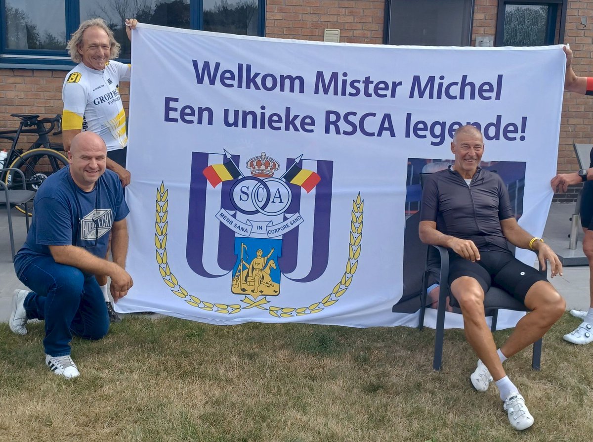 RscaCollector's tweet photo. Bezoek van Michel De Groote aan mijn #RSCA museum  in het gezelschap van zijn fietsvrienden supporters van #Anderlecht Toen ik uit de bocht een groepje wielertoeristen zag aankomen ging ik als seingever op straat staan😂 #coym #andgnt https://t.co/PH8vPySIA3