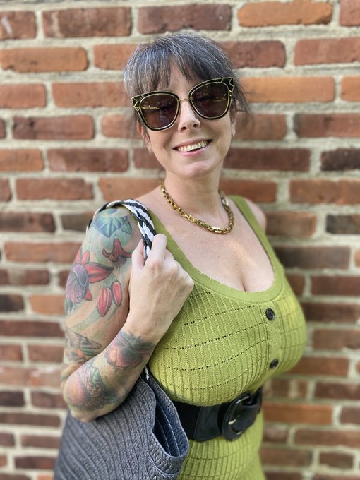 What I look like in actual clothes&hellip; 😉 https://t.co/wECc73T4CK