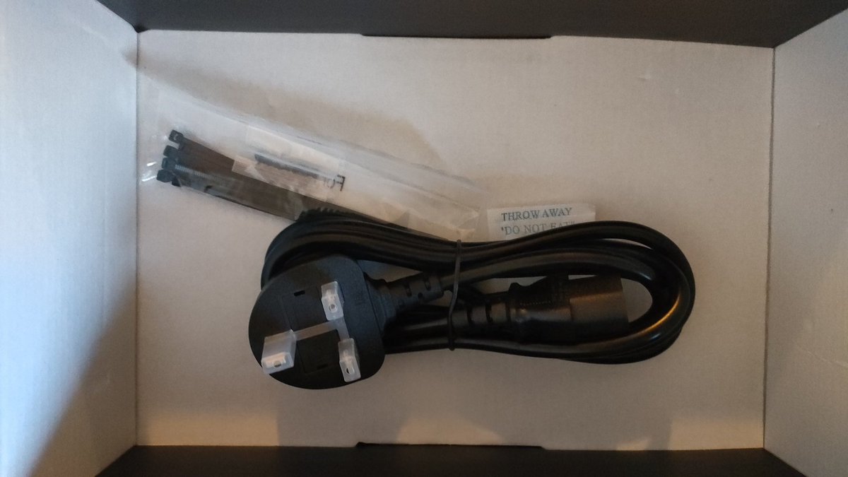 Erdeal3's tweet photo. @TopAchat Hello !
Petit soucis sur la commande de mon alim avec une prise anglaise.
Moyen de m'envoyer un autre câble ? Merci! https://t.co/79PkTNz5l3