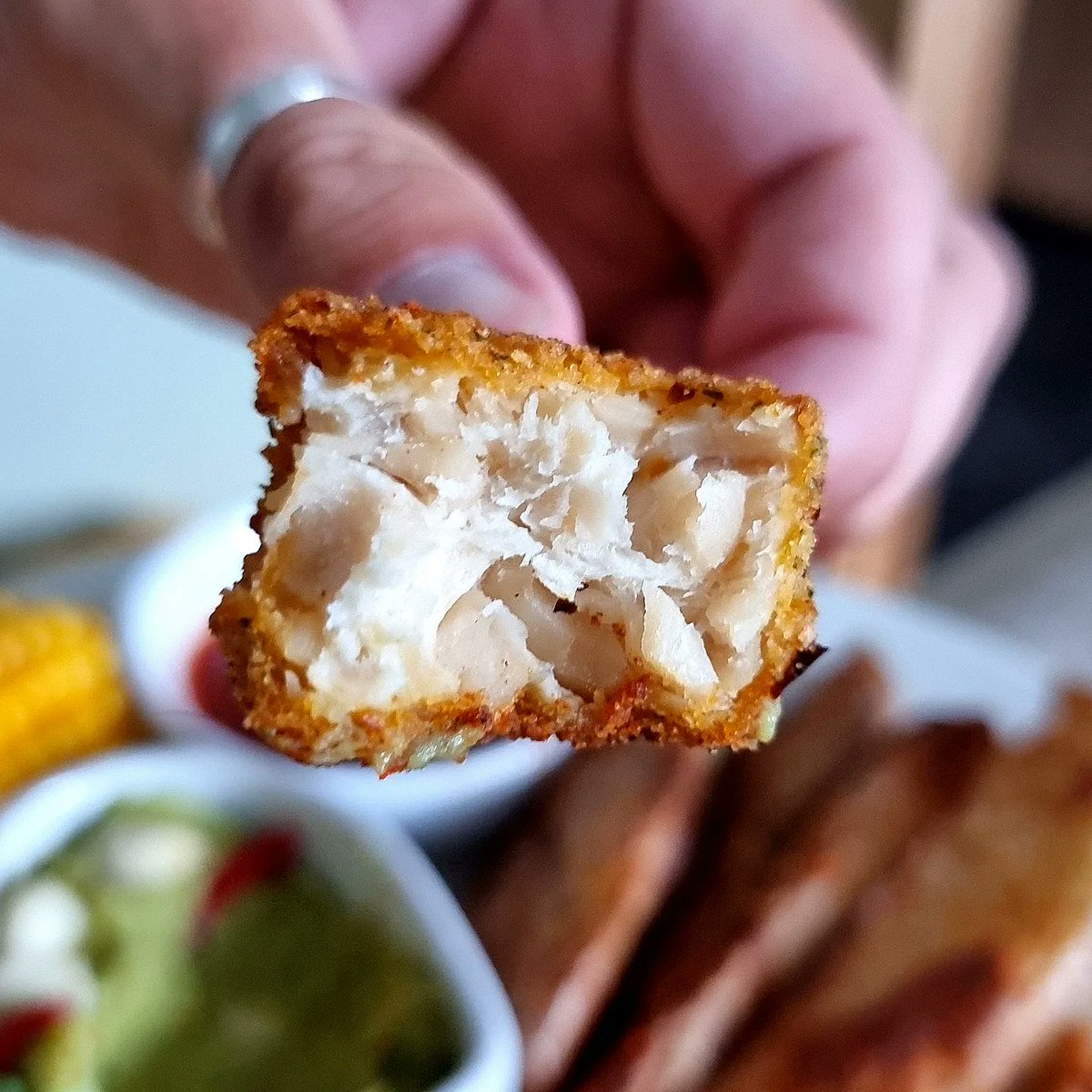 🌶  Spicy Drums with Guacamole, Corn on the Cob 🌽 &amp; Skins on Wedges.

Another find in Iceland Foods <a href="/eat_oumph/">eat_oumph</a> drums which are really tasty &amp; high protein.

Instead of a sugary dip I made my own healthy guacamole with extra garlic.

#vegan #plantbased