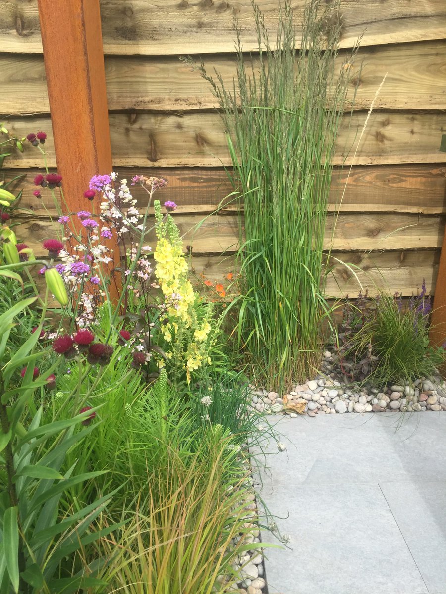 mchljhnmcgrr's tweet photo. The "wide" larch lap "fence" was an unintentional inclusion in the final design due to supplier issues. Fortunately this worked worked perfectly with the steel and light grey porcelain.
#smallgardendesign #outdoorliving #outdoorkitchen #landscapearchitecture #cultivatedmeadow https://t.co/ltEpjrrwP8
