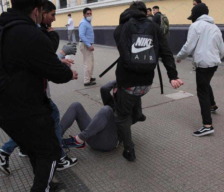 Fa_RodriguezP's tweet photo. Rechazo y condeno el violento ataque contra @sboric por parte de algunos manifestantes de la opción oficialista. 

Chile merece más, por eso aún cuando estamos en veredas distintas, #Rechazo estás acciones, xq ningún chileno puede estar expuesto a estos actos violentos. https://t.co/0ujB3ur6T0