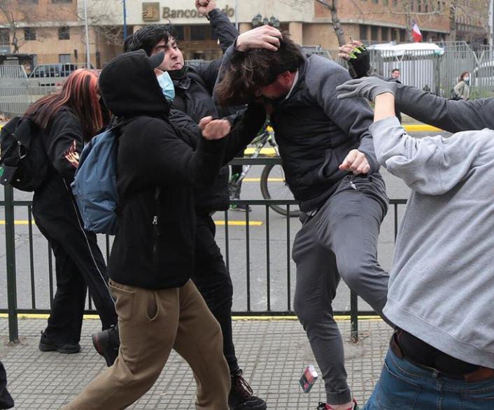 Fa_RodriguezP's tweet photo. Rechazo y condeno el violento ataque contra @sboric por parte de algunos manifestantes de la opción oficialista. 

Chile merece más, por eso aún cuando estamos en veredas distintas, #Rechazo estás acciones, xq ningún chileno puede estar expuesto a estos actos violentos. https://t.co/0ujB3ur6T0