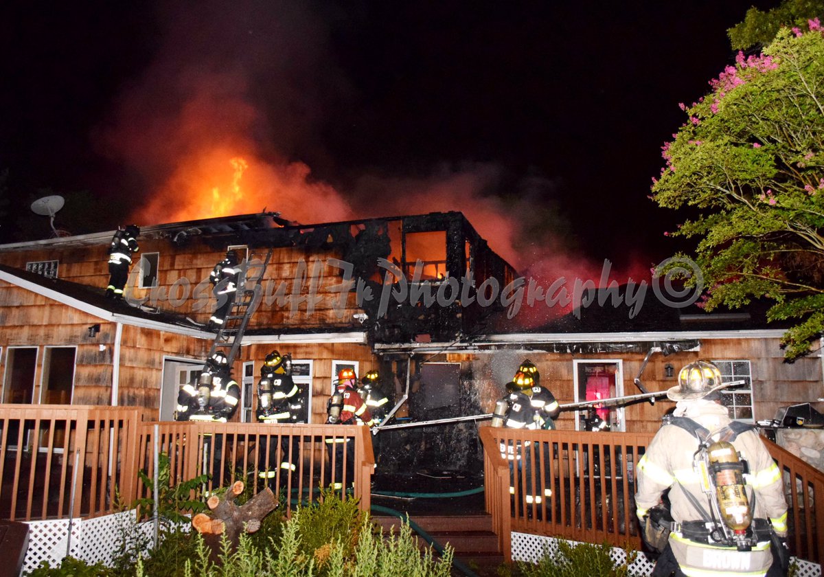 Chief_Ippy's tweet photo. @DixHillsFD working fire the other night on Calumet Drive. Photos by @AndrewIppy #CrossBuffJrPhotography #CBJP @NikonUSA @thefirenews @suburban40 @SuffolksBravest @ctfirephoto @FASNY @nysfirechiefs https://t.co/2CXYjOnnFn