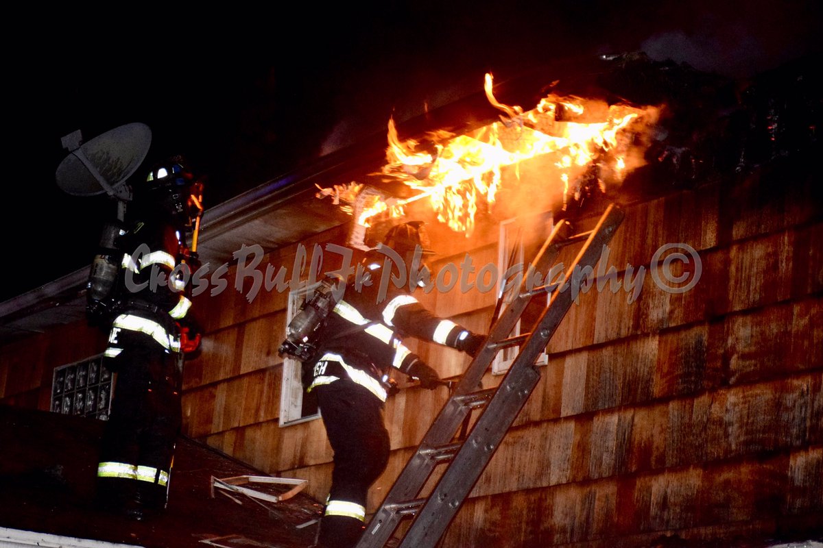 Chief_Ippy's tweet photo. @DixHillsFD working fire the other night on Calumet Drive. Photos by @AndrewIppy #CrossBuffJrPhotography #CBJP @NikonUSA @thefirenews @suburban40 @SuffolksBravest @ctfirephoto @FASNY @nysfirechiefs https://t.co/2CXYjOnnFn