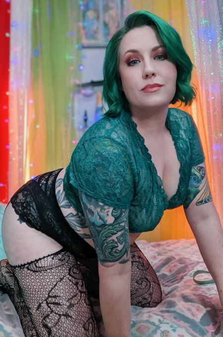 Happy #thicc #thursdayvibes y'all 💚🧡 Check my #LinkInBio for all of my socials and free sites.  #milf<a href="/tag/thicc"class="tags">#thicc</a><a href="/tag/thursdayvibes"class="tags">#thursdayvibes</a><a href="/tag/linkinbio"class="tags"><span>#linkinbio</span></a><a href="/tag/tattooedgirls"class="tags"><span>#tattooedgirls</span></a><a href="/tag/curvygirl"class="tags"><span>#curvygirl</span></a><a href="/tag/milf"class="tags"><span>#milf</span></a><a href="/tag/altgirls"class="tags"><span>#altgirls</span></a>