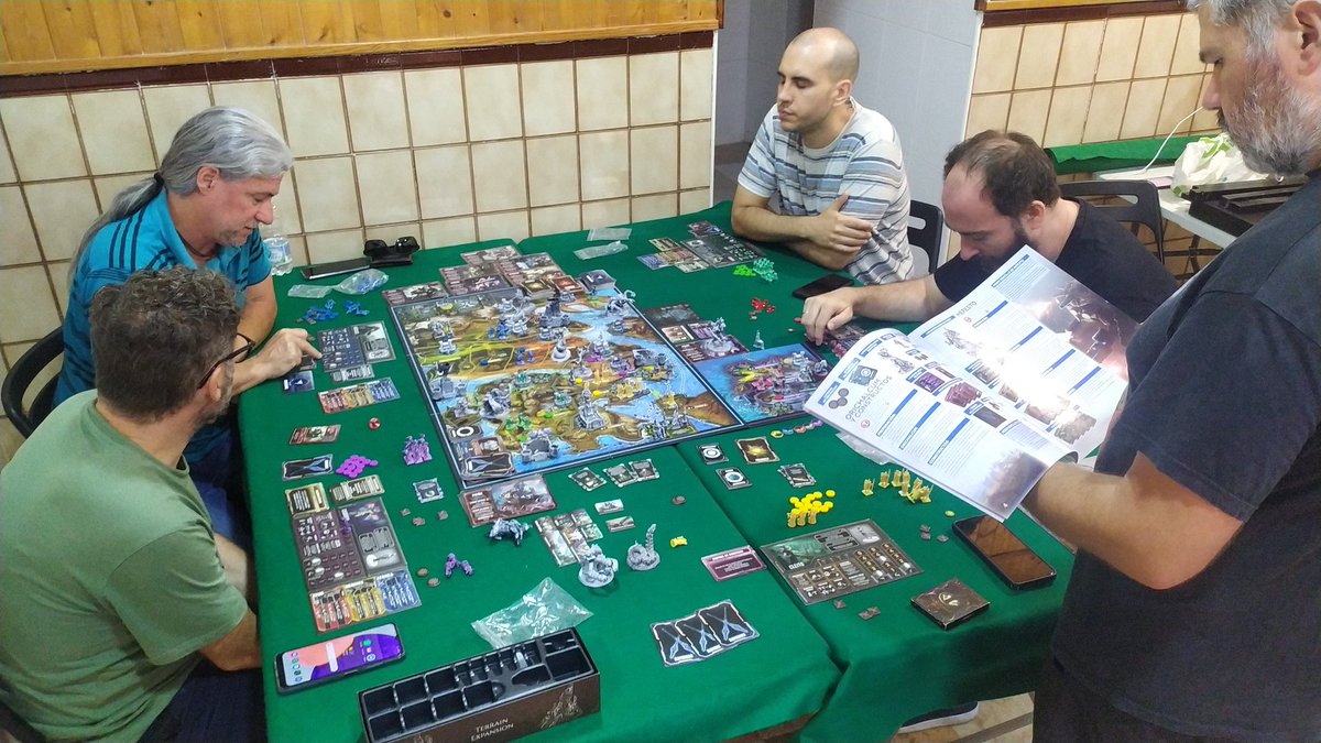 LudicaPax's tweet photo. Jueves de darse palos. Hoy tocaba #LordsofHellas y #CruzadayRevolucion

Preparando nuestras jornadas a base de tortas! 😬😬 https://t.co/3Sa45vDe1P