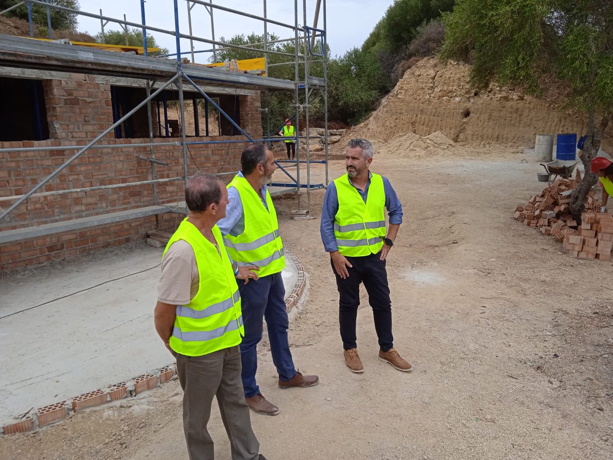AytoBenalupCV's tweet photo. Visita a las obras de mejora del acceso al Recinto Ferial y a la nueva aula de naturaleza y mirador de El Merendero #Benalup #VíasyObras #Mejoras #Profea @diputacioncadiz  https://t.co/sZVJkZEdxy https://t.co/jKBsenknr7