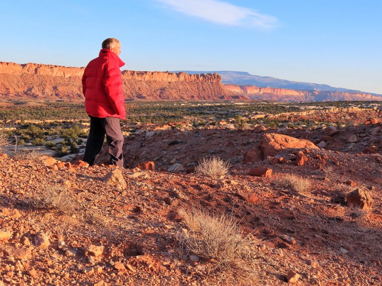 By: Thomas McGuire 
First Light on the Circle Cliffs Anticline
epod.usra.edu/blog/2022/09/f…