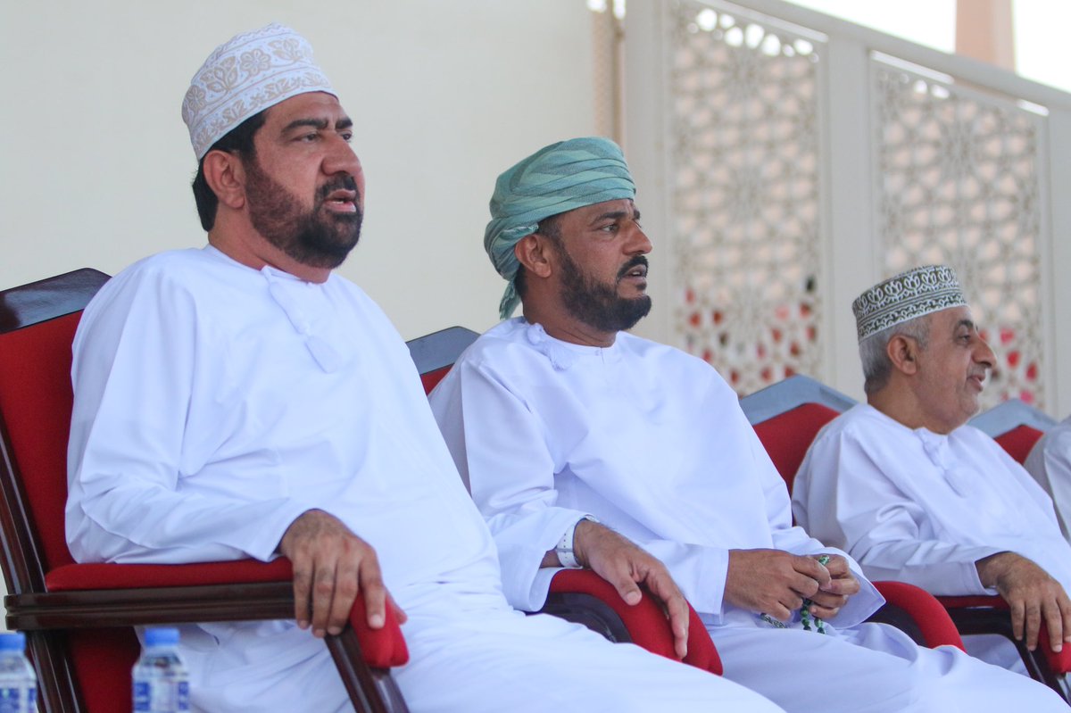 soharfc's tweet photo. سعادة الدكتور محمد بن إبراهيم الزدجالي عضو مجلس الشورى يقدم مكافأة الفوز للفريق الأول لكرة القدم بعد فوزهم على نادي الات��اد
#معًا_أقوى https://t.co/nlxd0PeOv8