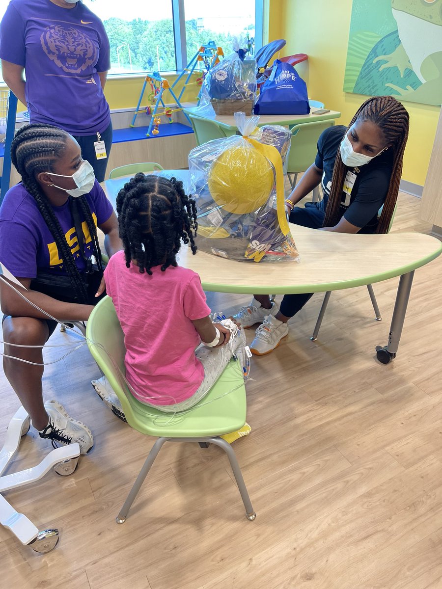 LSUwbkb's tweet photo. Blessed to have Ryann Payne be able to give back at Our Lady of the Lake! https://t.co/LvqOF4Irkp