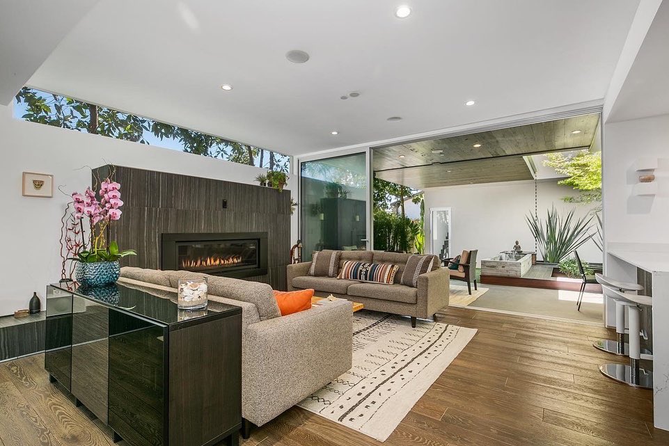 Christophechoo's tweet photo. So thrilled and grateful that we were hired to sell this stunning 🤩 home in the Venice Beach 🏝 area of L.A. We were able to get the home SOLD for all cash 💵 and with a 14 day escrow. We are so thrilled for them and thank them for hiring us. 🙏🏼🙏🏼
#Wantchoo #iwantchoo https://t.co/BSbz0MW9eK