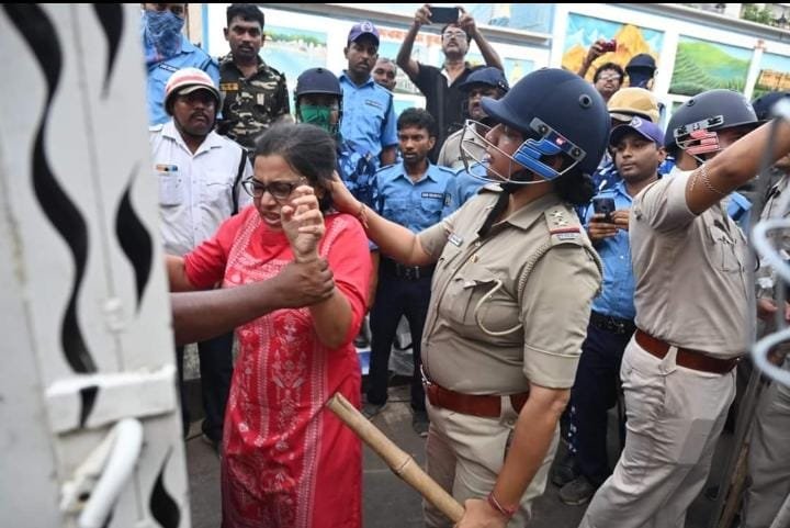 JayitaMandal2's tweet photo. "পুলিশের লাঠি ঝাঁটার কাঠি ভয় পায় না কমিউনিস্ট পার্টি।"
সব মনে রাখা হবে,আজ চুলের মুঠি ধরছেন মনে রাখবেন। https://t.co/szPlYrKzLP