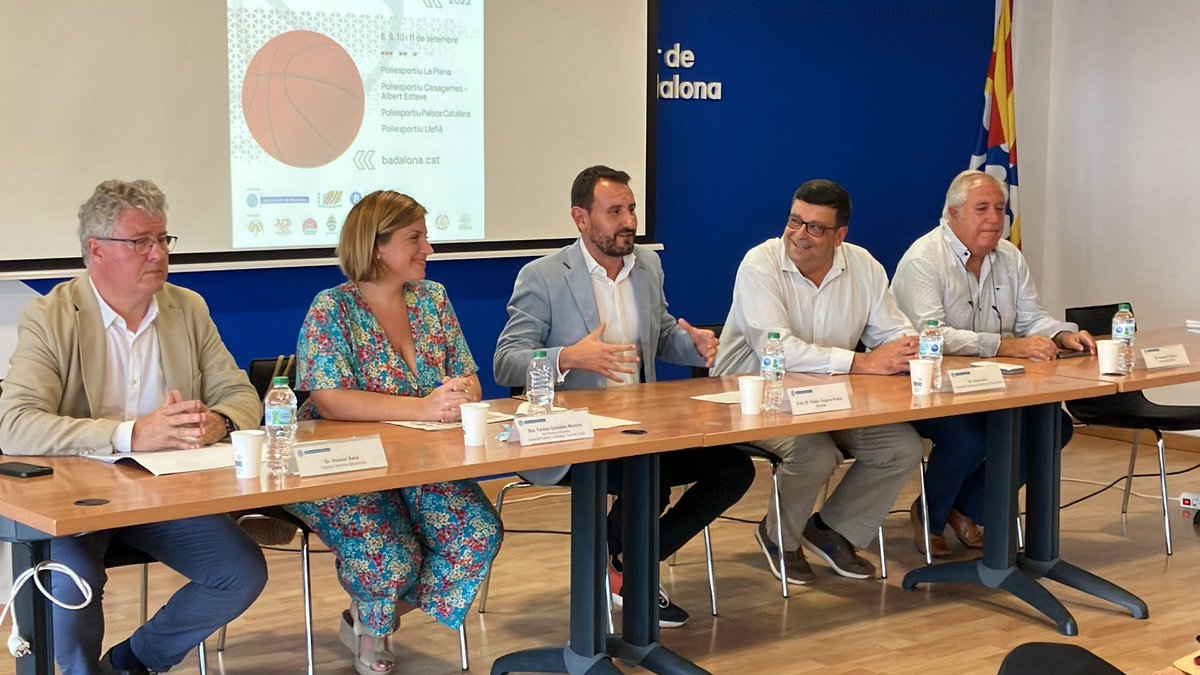 Esports_bdncom's tweet photo. 🎥🏀📺Es presenta al @PortdeBadalona la 34a #CopaBadalona de bàsquet (8-11 setembre) i 15a de Minibàsquet (24-25 setembre) amb la participació de 13 entitats de bàsquet de la ciutat. #Badalona @bdncom @FCBQ #BadalonaBàsquetBase https://t.co/FZoI0EDAaA