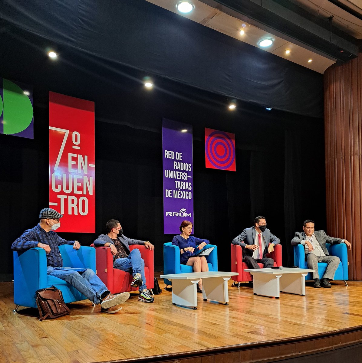 radiotvuaslp's tweet photo. Iniciamos la conversación con experiencias sobre nuestros proyectos radiofónicos en la mesa: 💬Polinización de la radio, contenidos que evolucionan a nuevos proyectos. #7oEncuentroRRUM 📻
Mira aquí la transmisión:
🔴 https://t.co/BZ5kz4sJB0
.
.
#7oEncuentroRRUM #RadioTVUASLP https://t.co/DPSCkuaXp7