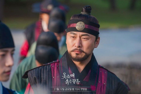 aisyahlawcafe's tweet photo. OH DAE HWAN's performance in red sleeve is so captivating and memorable so even though I watch him as a villain in #ADAMAS I can hate him there but the hatred is gone when I watch him again in #BackpackerChef. He's the standard for a comical supporting character https://t.co/xTaYNKwskb