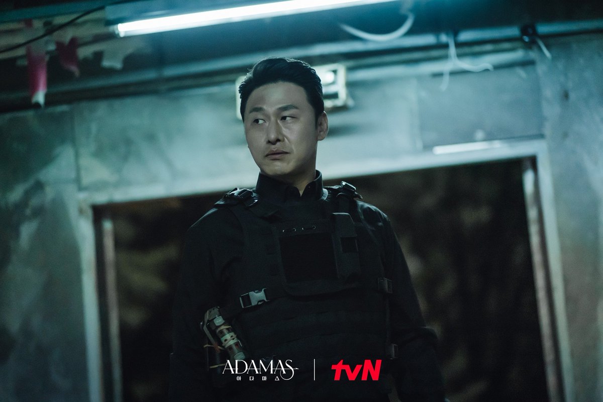 aisyahlawcafe's tweet photo. OH DAE HWAN's performance in red sleeve is so captivating and memorable so even though I watch him as a villain in #ADAMAS I can hate him there but the hatred is gone when I watch him again in #BackpackerChef. He's the standard for a comical supporting character https://t.co/xTaYNKwskb
