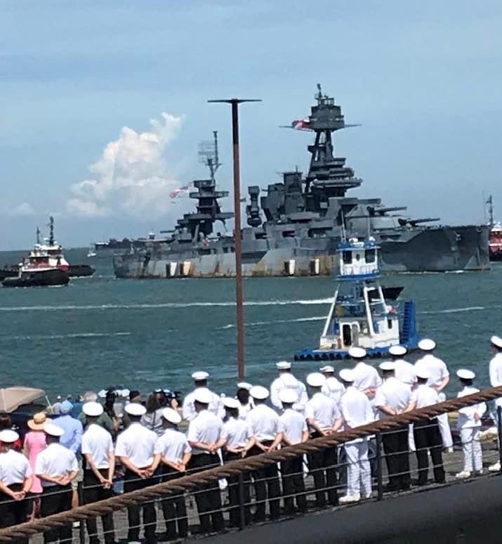 PortBureau's tweet photo. A view from the bow of the USS Stewart of the @BattleshipTexas passing Seawall Park. Tugs provided by @PortBureau member #BayHoustonTowing, with @HoustonPilots #CaptThompson piloting the Texas in.
#USSTexas  #USNavy #GalvestonNavalMuseum  #USCG #TexasCityPilots https://t.co/JrxTuqR5xo