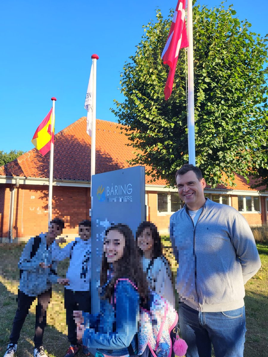 Fco_Quevedo's tweet photo. Continua la visita intercambio de alumnos del colegio a Dinamarca. Presentando nuestro colegio e interviniendo en la cumbre del clima (Of course in English)
Congrats! #SOSOLVER #bilingualquevedo
@sepiegob
@educacmadrid
#IF_CMadrid
@Aytofuenlabrada
@almupaleo
#ErasmusPlus https://t.co/kBpdCxE1s7