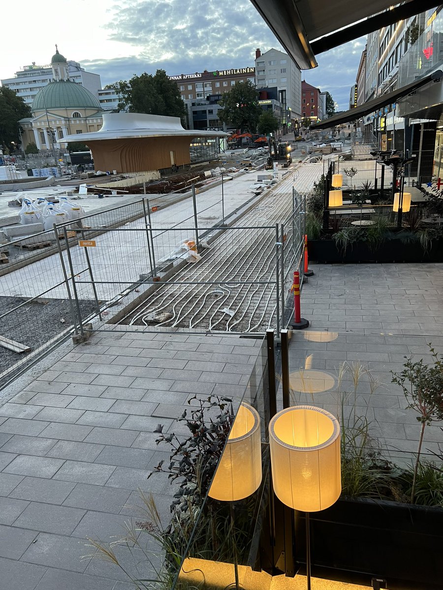 Sillä aikaa kun sä säästelet sähköä ja otat kylmän suihkun me lämmitetään näitä katuja 😐