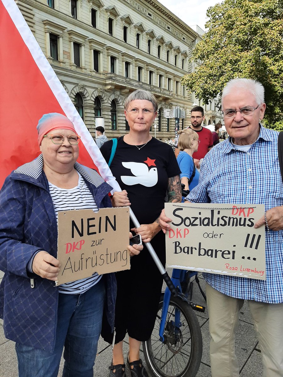 PecherMartin's tweet photo. Danke an @DKPLeipzig für den gelungenen Protest gegen die Sanktionen gegen Russland und die Teuerungen die auf uns zukommen werden.
Danke an die liebe Antifa für die Störung unserer friedlichen Demo.
#Russland #Nordstream2
#Teuerungen #dkpleipzig 🕊🇷🇺🕊 https://t.co/xz4EzG81VC