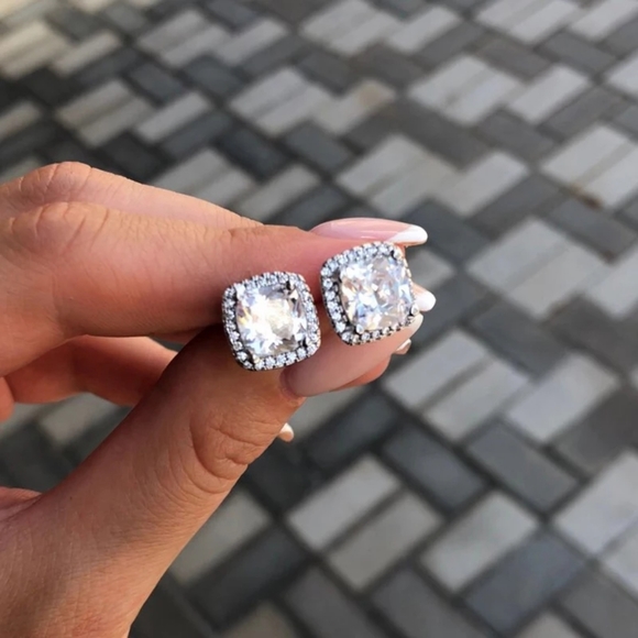 watersedgecams's tweet photo. So good I had to share! Check out all the items I'm loving on @Poshmarkapp #poshmark #fashion #style #shopmycloset #glitzblitzboutique #marvel: https://t.co/8PPwhHXR25 https://t.co/zWCBWjaDyz