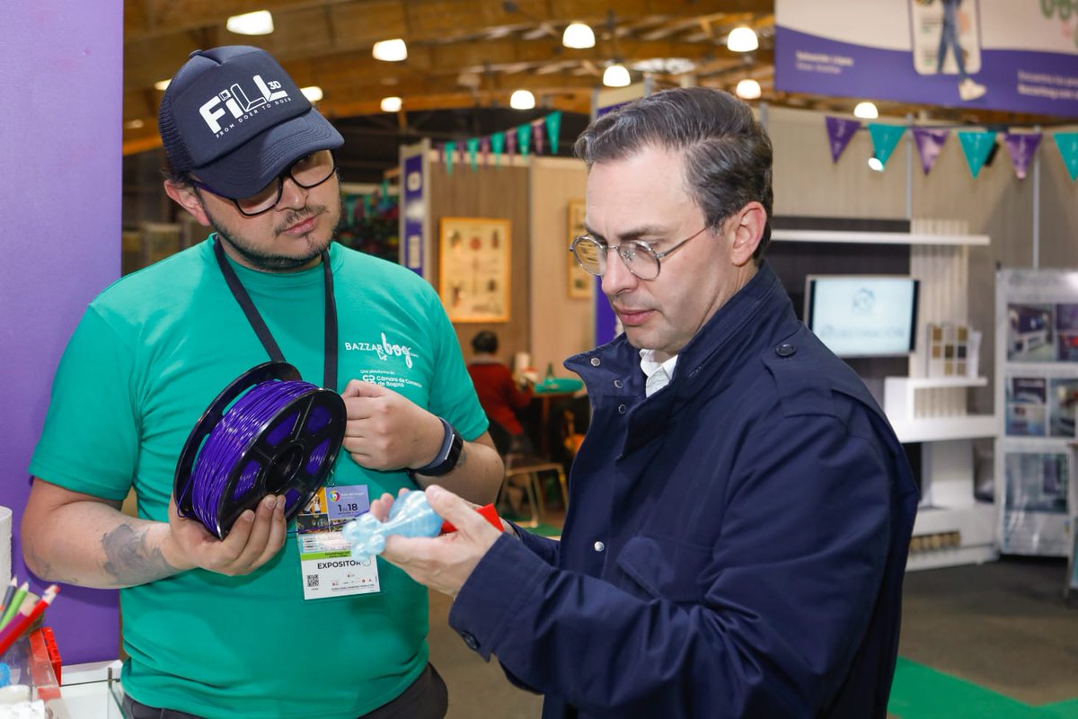 NicolasUribe's tweet photo. Los que dicen que en la @camaracomerbog no ayudamos a las microempresas es porque no conocen.   Los invito a que comprueben lo bien que trabajamos para integrar el mundo digital y el presencial en #FeriaDelHogar2022 Piso 2 Pabellón 6 de @CorferiasBogota https://t.co/dtxoUHyoaS https://t.co/tsfhCVY8kM