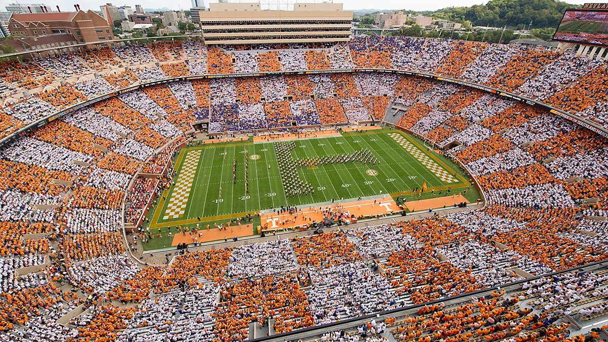 TRuss_03's tweet photo. Ready to be here tonight with @Madd13KHall 🍊 🏈 https://t.co/khTUZmhME0