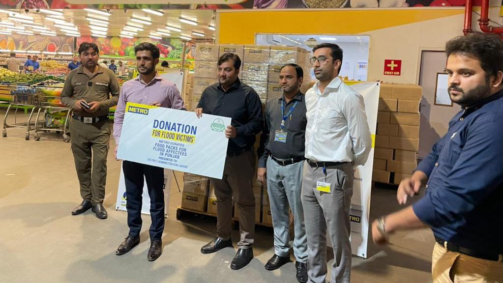 illabrockmeyer's tweet photo. The damages of the #floods in #Pakistan are almost unimaginable to comprehend, leaving millions in need of urgent support. Proud of my colleagues here at METRO Pakistan who were able to provide very rapid relief in terms of food packages 🙏🏻 @METRO_Politics @METRO_News https://t.co/Je92gdRhNn